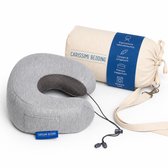 Grijs ergonomisch reiskussen met traagschuim, inclusief wasbare hoes en draagtas met "CARISSIMI BEDDING" logo.