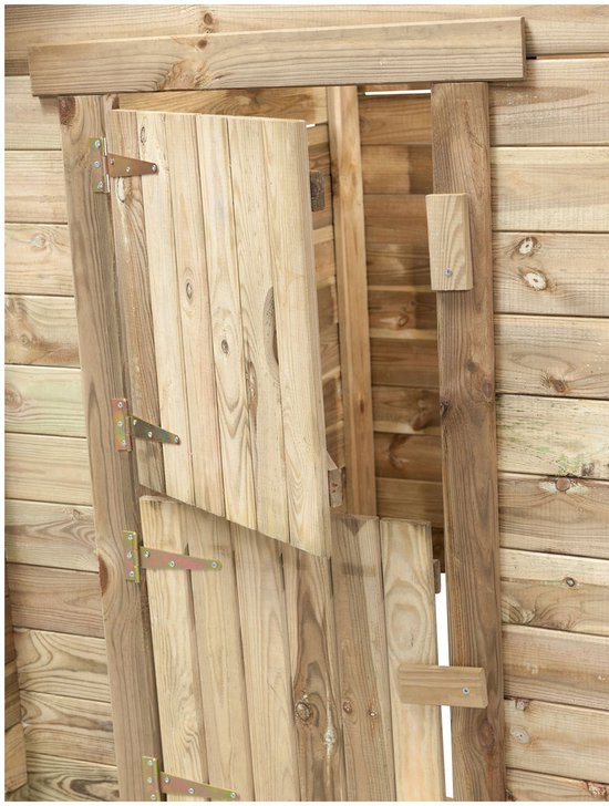 Een houten speelhuisje met een dubbele deur, deuren zijn geopend en vastgezet.