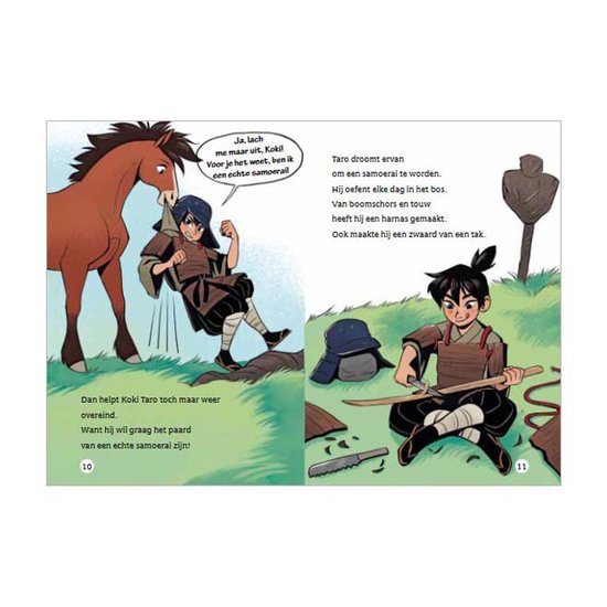 Een bruin paard naast een jongen in samoeraii-kleding, die op de grond zit met een houten zwaard. Een andere jongen staat naast het paard.