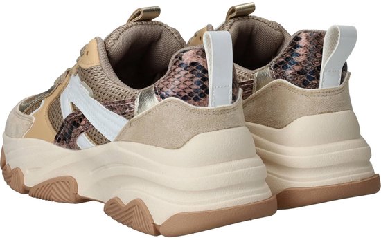 Achterkant van een paar lichtbeige sneakers met slangenprint, witte en gouden details.