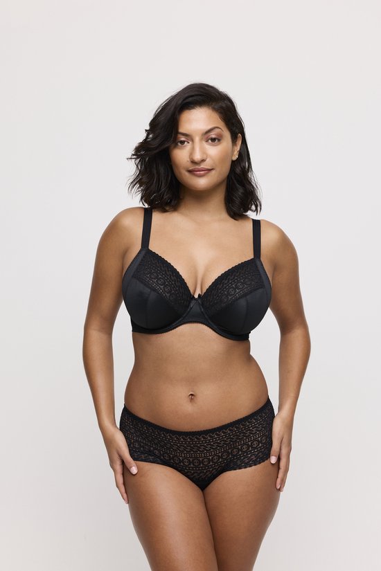 Model in een zwarte beugelbeha met kant en bijpassend broekje, recht van voren.
