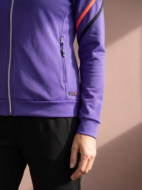 Paars sportvest met rits, zak en oranje/zwarte streepdetails op de schouder.