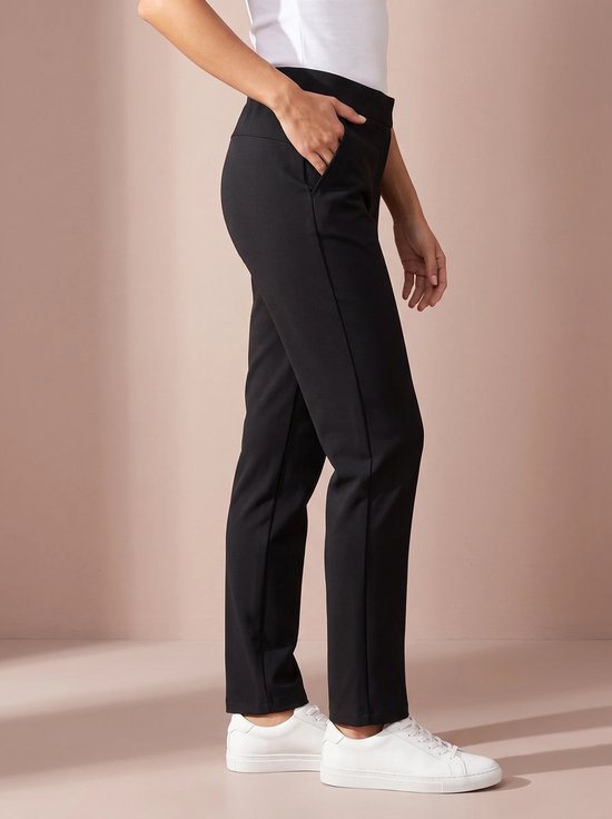 Zwarte sportbroek met steekzakken, gedragen door model.