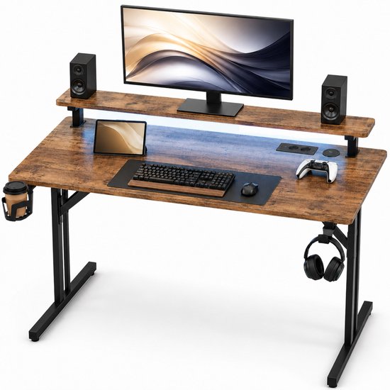 Gaming bureau met houtlook, monitorplank met blauwe LED-verlichting, kopjeshouder, hoofdtelefoonhaak en gaming accessoires.
