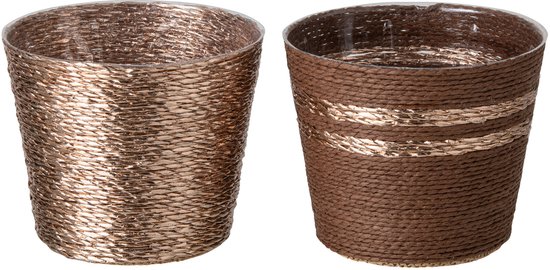 Twee rieten bloempotten, één met champagnekleurig rasterpatroon, de ander donkerbruin met champagnekleurige horizontale strepen.