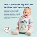 Lachende baby met Kabrita geitenmelkflesvoeding