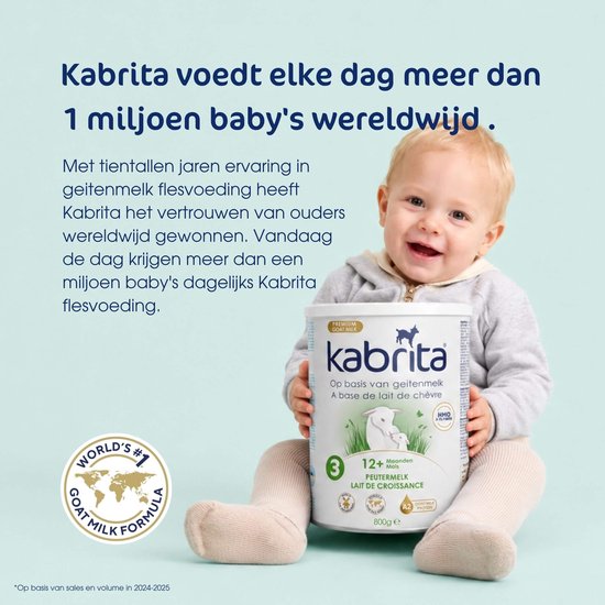 Lachende baby met Kabrita geitenmelkflesvoeding