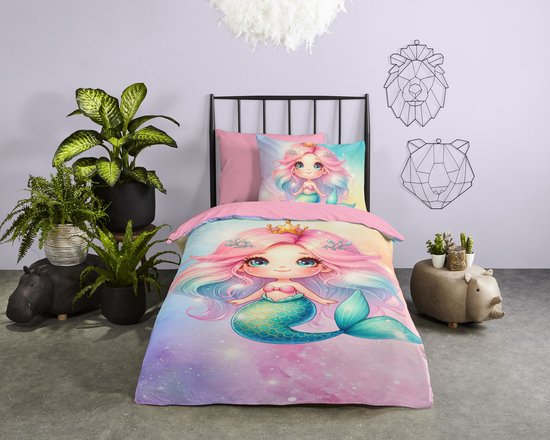 Een kinderkamer met een bed met roze kussens en een dekbed met een roze, blonde zeemeermin met blauwe ogen en een glitterende staart.