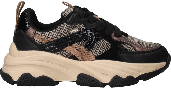 Zijkant van een beige en zwarte sneaker met slangenprint, mesh en dikke beige zool.
