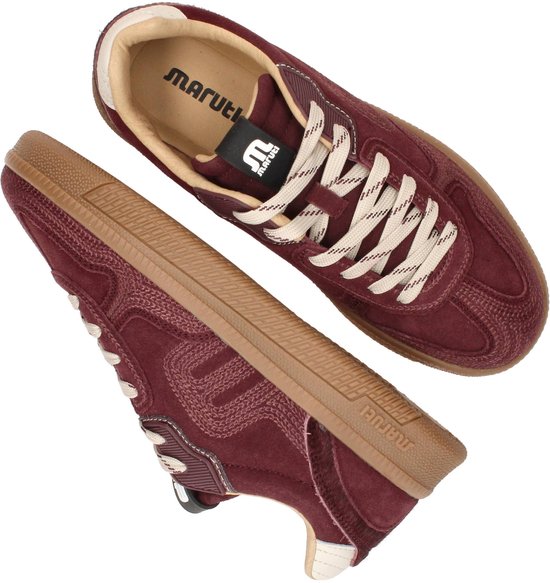 Een paar bordeauxrode Marutil sneakers met beige veters en bruine zool, schuin van bovenaf gezien.