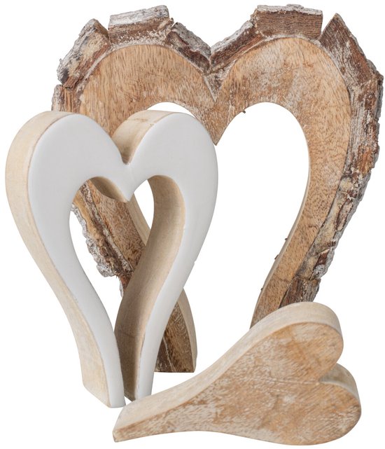 Twee decoratieve hartvormen, een van naturel mangohout met schorsrand en een van glad wit hout, staand op een witte ondergrond.