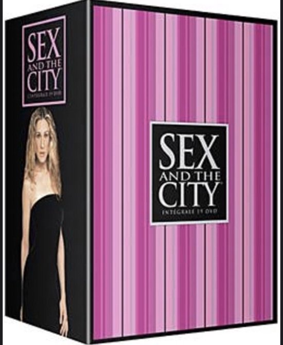 Box met verticale roze en paarse strepen en Carrie Bradshaw.