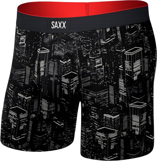 Boxers avec imprimé ville détaillé en noir et blanc, ceinture noire avec logo SAXX et intérieur rouge.