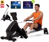 Man op een zwarte roeimachine, terwijl hij traint. Naast de machine staan twee tabletschermen met KINOMAP en FITSHOW apps en Bluetooth-icoon.