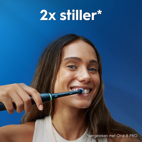 Een vrouw poetst met een zwarte Oral-B iO elektrische tandenborstel.