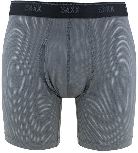 Grijze SAXX boxershort met subtiel ruitpatroon, zwarte tailleband met SAXX-logo en een opening aan de voorkant.