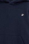 Close-up van een donkerblauwe hoodie met een witte vogelembroidery op de linkerborst en een kangoeroezak.