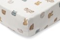Wit hoeslaken met een all-over print van bruine en blauwe dierenkoppen, zoals beren en konijnen.