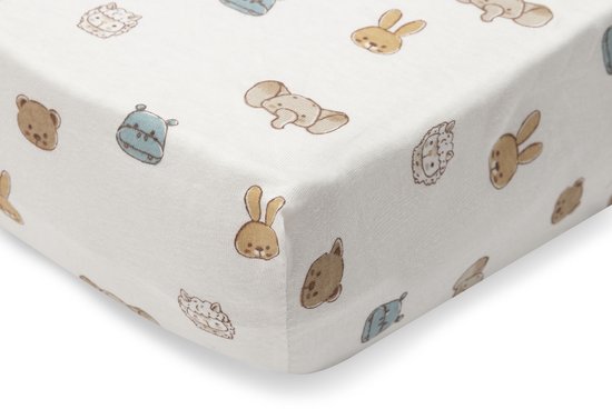 Wit hoeslaken met een all-over print van bruine en blauwe dierenkoppen, zoals beren en konijnen.