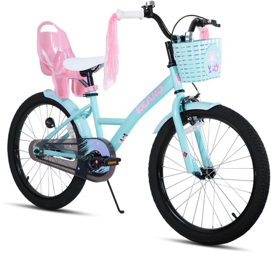 Lichtblauwe kinderfiets met roze kinderzitje, wit zadel, mintgroen mandje en roze franjes aan het stuur.