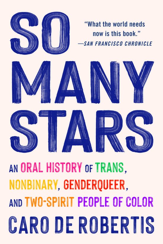 Livre 'So Many Stars'. Le titre 'So Many Stars' en grosses lettres bleues et brossées sur fond clair. Dessous, 'An Oral History of Trans, Nonbinary, Genderqueer, and Two-Spirit People of Color' en lettres colorées. Par Caro de Robertis.