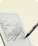 Hand tekent met stylus op het scherm van een BOOX Go 6 (Gen II) e-reader, met een tekening van een trein en zee.