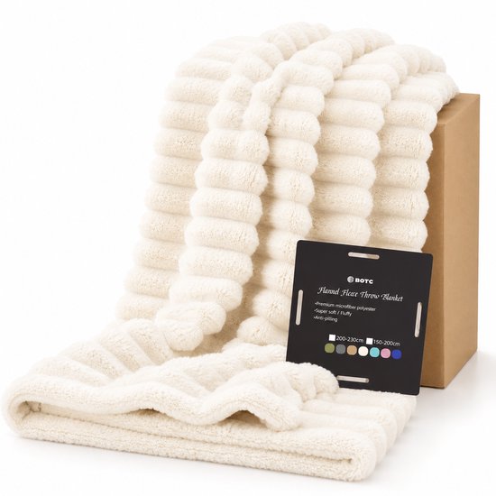 Een gebroken witte fleecedeken in ribbelpatroon, met het productetiket erop.
