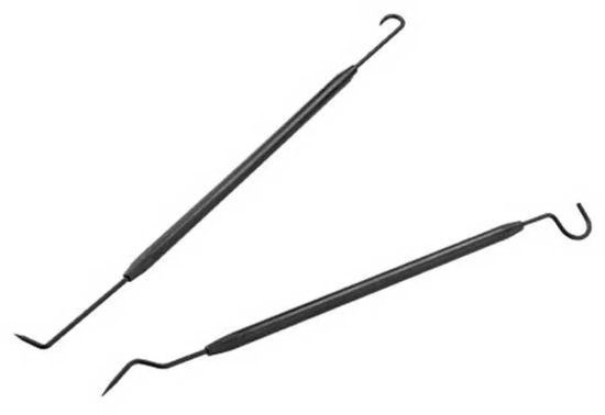 Twee zwarte O-ring haken met verschillende gebogen uiteinden.