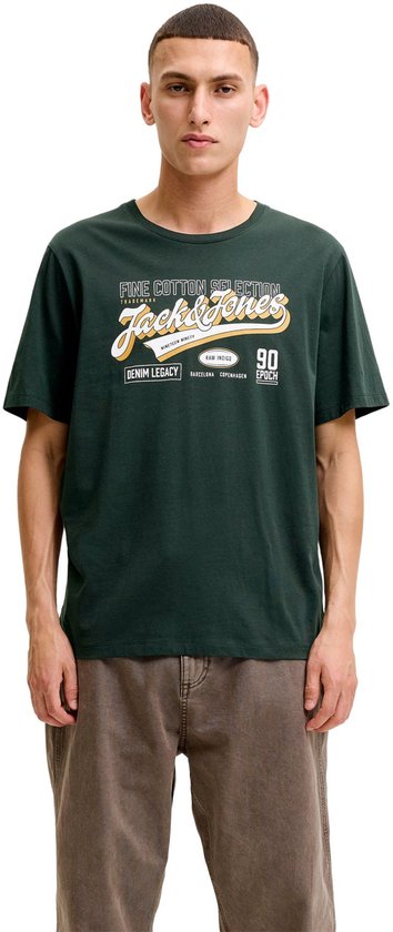 Man in een donkergroen T-shirt met opdruk 'Jack & Jones', 'Fine Cotton Selection', 'Nineteen Ninety' en 'Denim Legacy'.