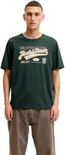 Man in een donkergroen T-shirt met opdruk 'Jack & Jones', 'Fine Cotton Selection', 'Nineteen Ninety' en 'Denim Legacy'.