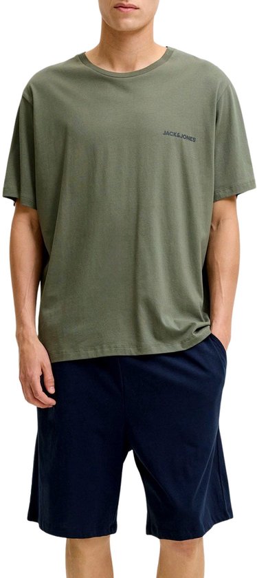 Homme portant un t-shirt vert olive avec texte et un short bleu marine.