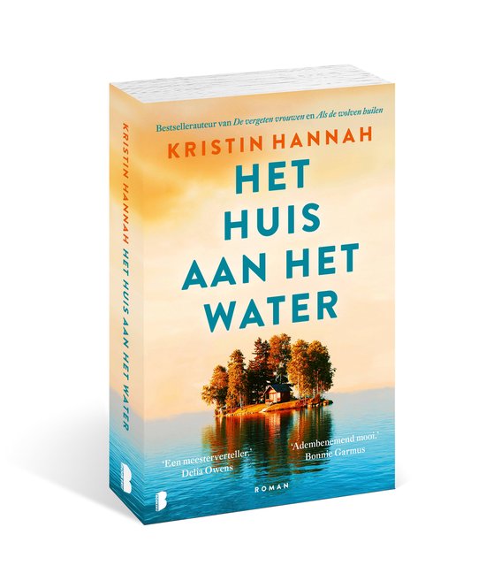 Boek "Het huis aan het water" met een eiland met bomen en een huisje op het water, met zonsondergang op de achtergrond.