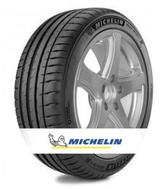 Michelin Pilot Sport 4 autoband met zilverkleurige velg. Het Michelin logo en de "Michelin Man" zijn zichtbaar.