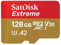 SanDisk Extreme 128 GB Micro SDXC kaart. De kaart is rood en goudkleurig met "128 GB", "micro SDXC", "V30" en "A2" erop.