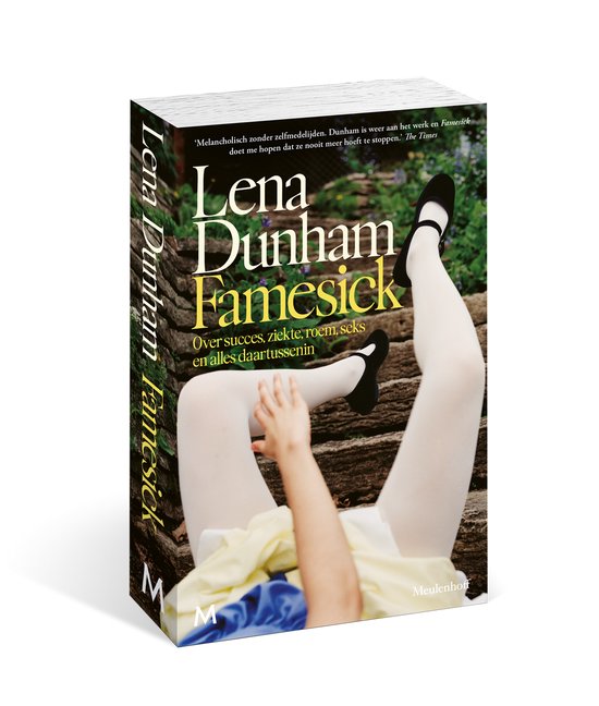 Couverture du livre 'Famesick' par Lena Dunham. Une femme en robe jaune et bas blancs est allongée sur des escaliers, portant des chaussures noires et des rubans.