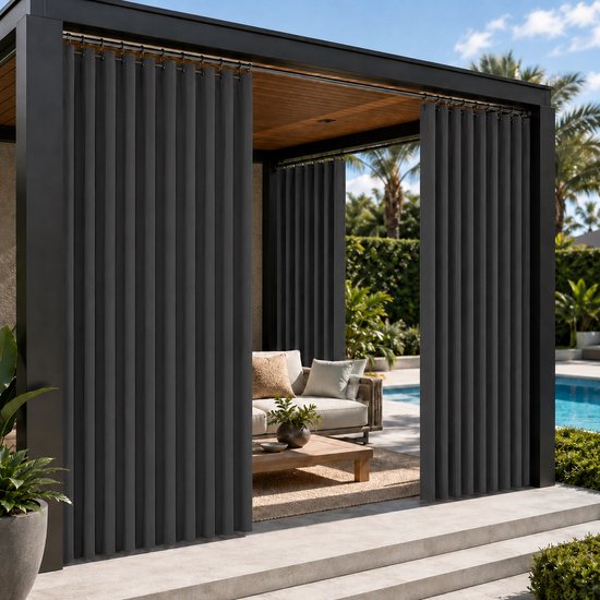 Donkergrijze buitengordijnen die een buitenruimte met sofa, salontafel en zwembad omsluiten onder een zwarte pergola.
