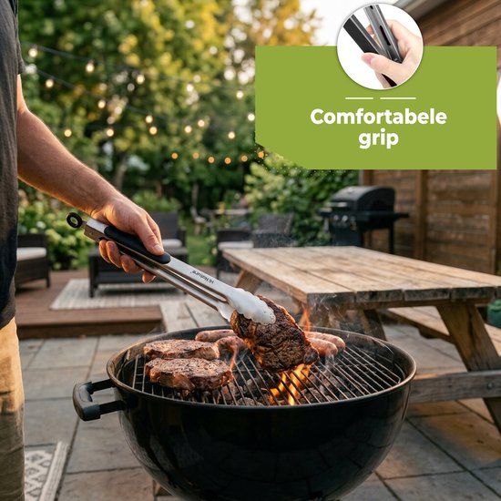 Man gebruikt RVS tang met comfortabele grip om biefstuk van de barbecue te halen.