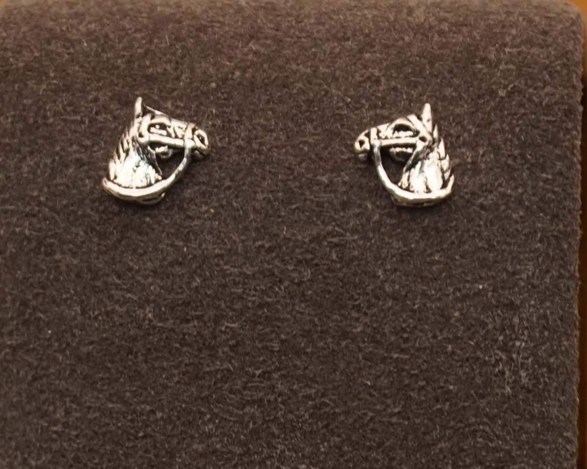 Zilveren oorknopjes paardenhoofd - kleine oorknopjes van een paardenhoofd - leuke paarden oorbellen gemaakt van 925 zilver - kleine paarden oorknoppen van sterling zilveren - zilveren oorknopjes van mooie paarden