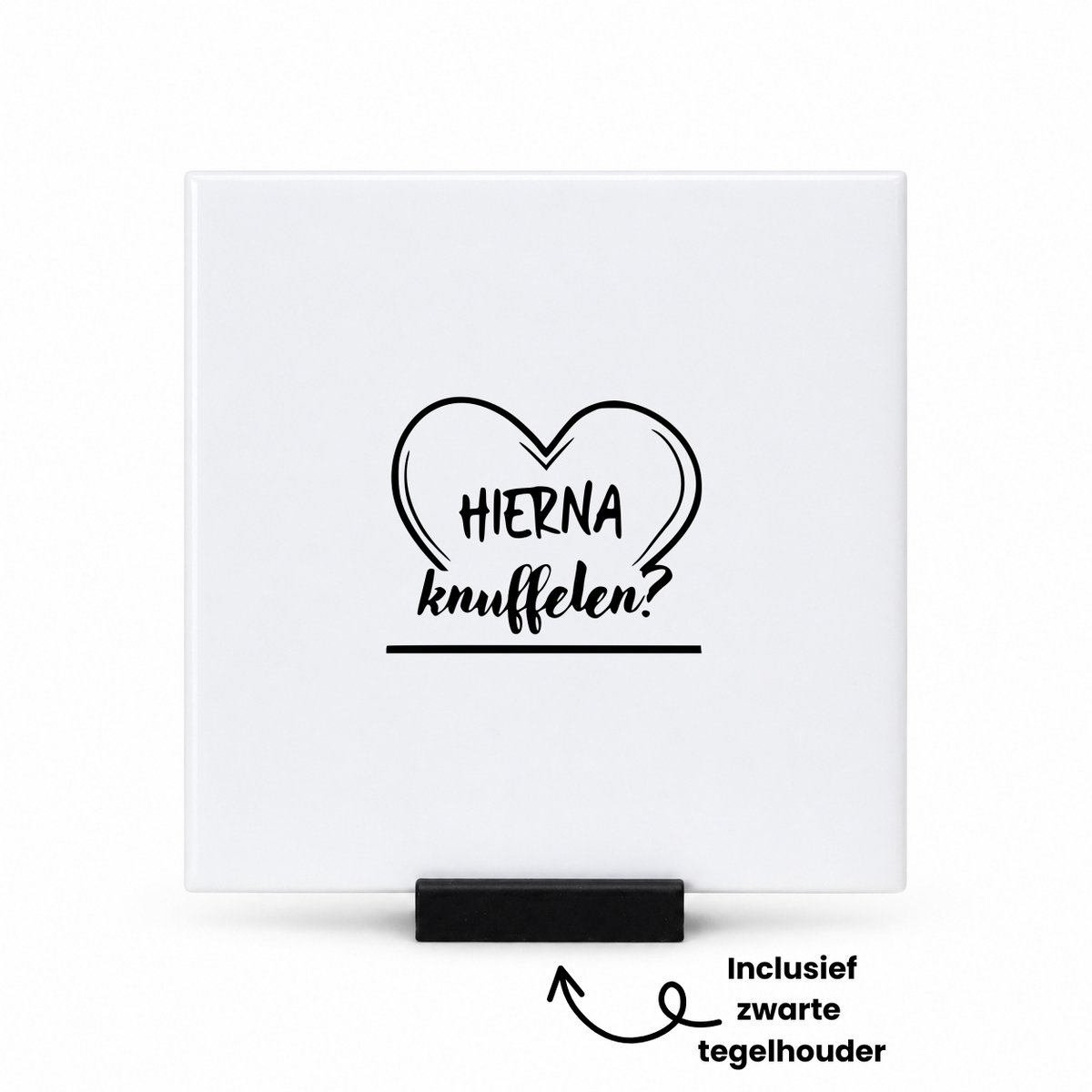 Hacebo Hierna knuffelen tegeltje met tegelhouder - Liefde - Relatie - tegeltjes met tekst - Cadeau - spreuktegels - 10.8x10.8 CM Wit