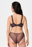 Achteraanzicht van model in bruine kanten slip met bijpassende beugelbeha.
