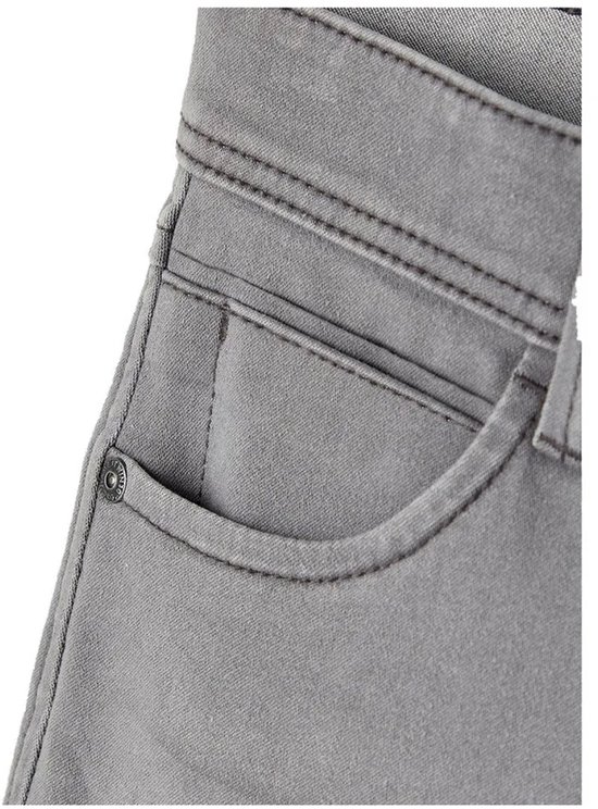Detail van de grijze jeans: coin pocket met klinknagel en dubbele stiksels op de tailleband.