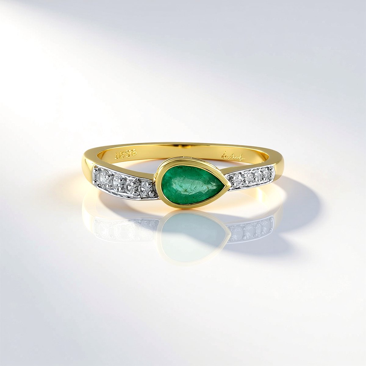 Cavill - Luxe 9K Geelgouden Ring - 0,54 ct Peervormige Zambia Smaragd - 0,697 ct Totaal - Cambodjaanse Zirkonia - Elegante Damesring
