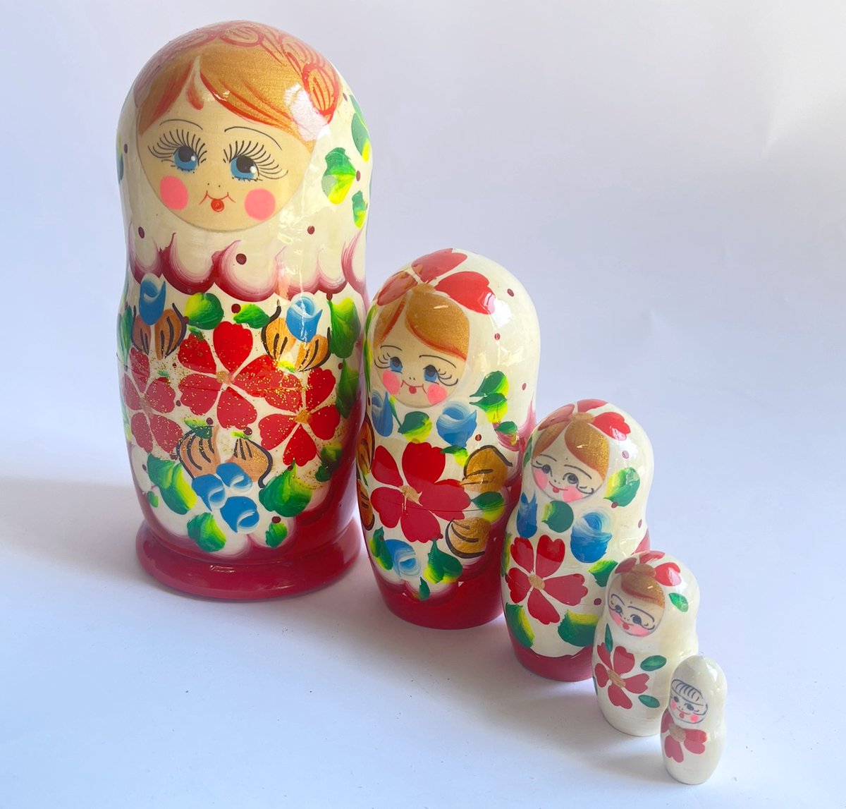 Houten Matroesjka poppen, Russische,babushka, 15,50 cm hoog 5 delig handbeschilderd - Multicolor