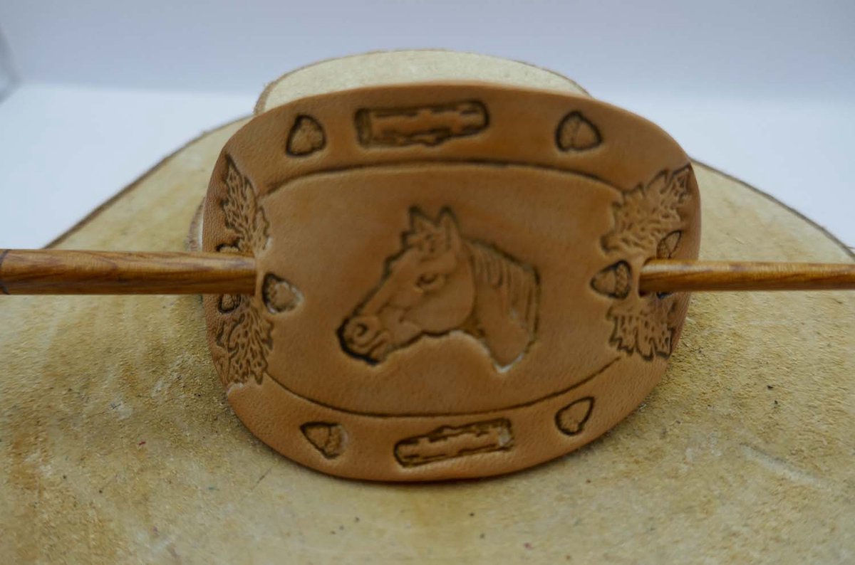 Leren beige haarspeld van paardenhoofd in rand met herfstbladeren, eikels en boomstammen + houten haarstok - lederen paarden haarspeld - paarden liefhebbers haarspeld - mooie paardenhoofd haarspeld voor lang of korte haar