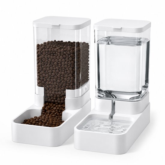 Un distributeur automatique de nourriture blanc rempli de croquettes, à côté d'un distributeur d'eau avec de l'eau.