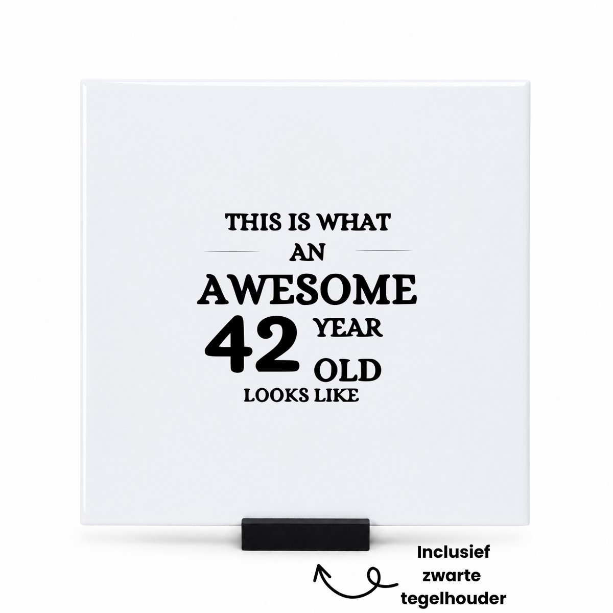Hacebo Dit is hoe een geweldige 42 jarige eruit ziet tegeltje met tegelhouder - Hoera 42 jaar - Familie vrienden - tegeltjes met tekst - Cadeau - spreuktegels - 15x15 CM Wit