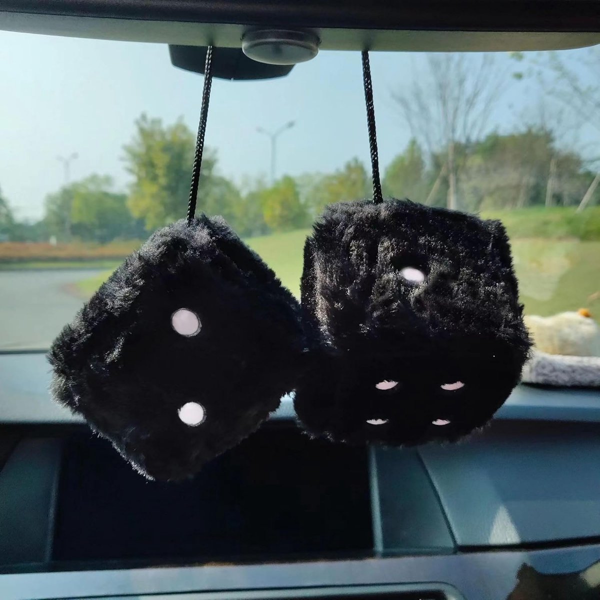 SnelShoppen - 2PCS Fluffy Dice voor Auto, 7.5x7.5CM Hangende Dobbelstenen voor Achteruitkijkspiegel, Zachte Auto Accessoires, Zwarte Interieur Decorat