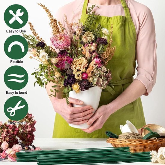 Groene bloemendraad van 30 cm, flexibel en makkelijk te buigen en te knippen. Een persoon houdt een bos gedroogde bloemen vast.