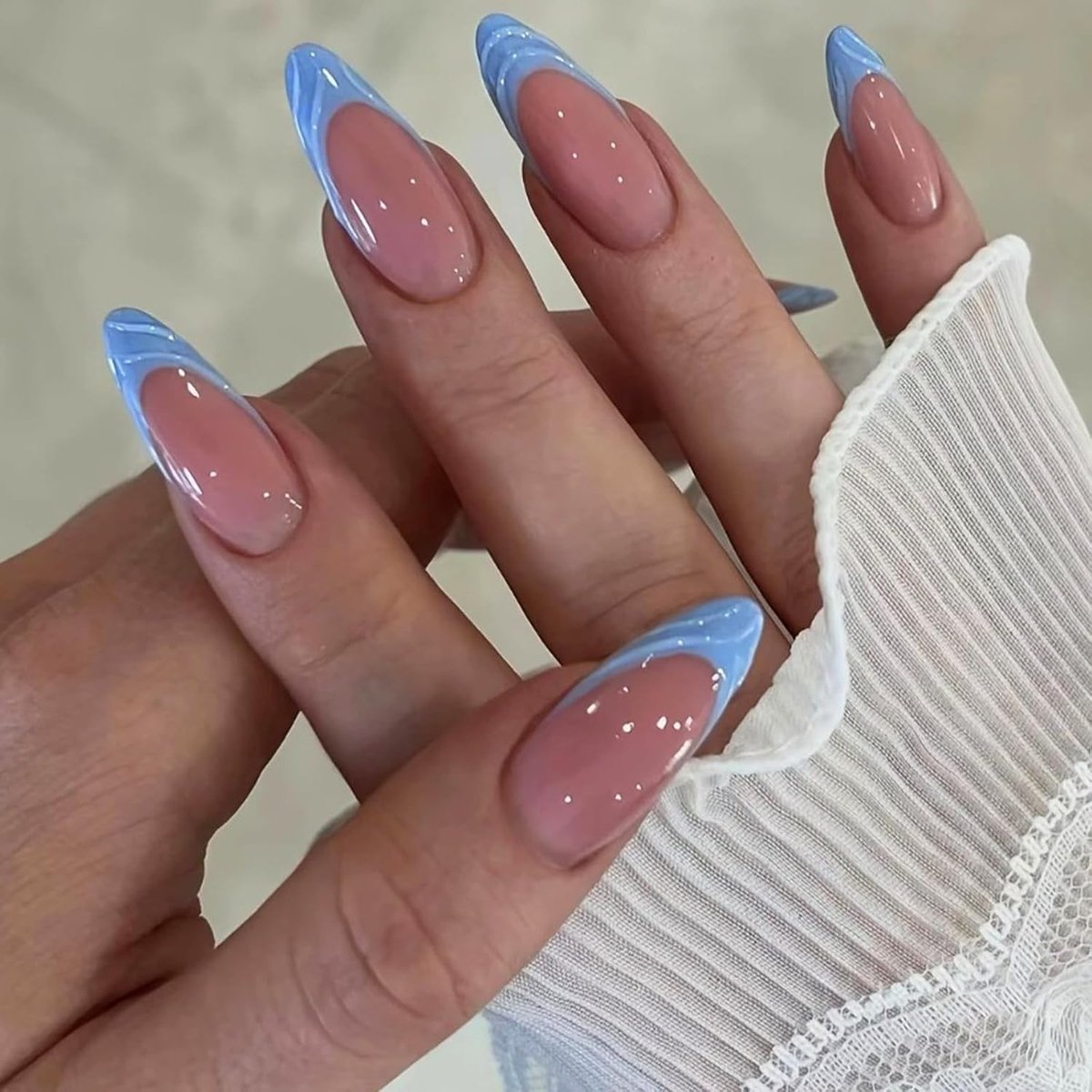 Press-on nagels lange amandel - blauwe golfvormige French tip - elegante uitstraling - DIY manicure thuis - ShopVlot