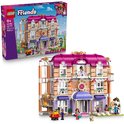 LEGO Friends Heartlake City Grand Hotel met roze dak, paarse luifels, balkons en lift.